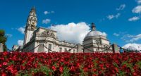 Cardiff_04_City-Hall-Red-Flowers-740x400